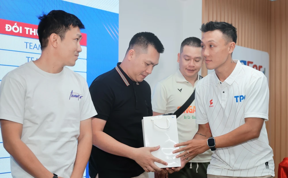 qua-bong-vang-minh-tri-lan-toa-tinh-than-tpg-6v6-toan-quoc (3).jpg