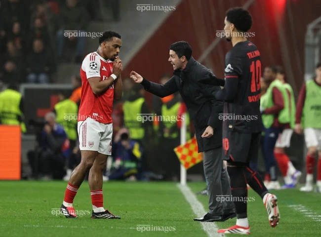 arsenal-sup-do-mat-lien-2-danh-hieu (3).jpg