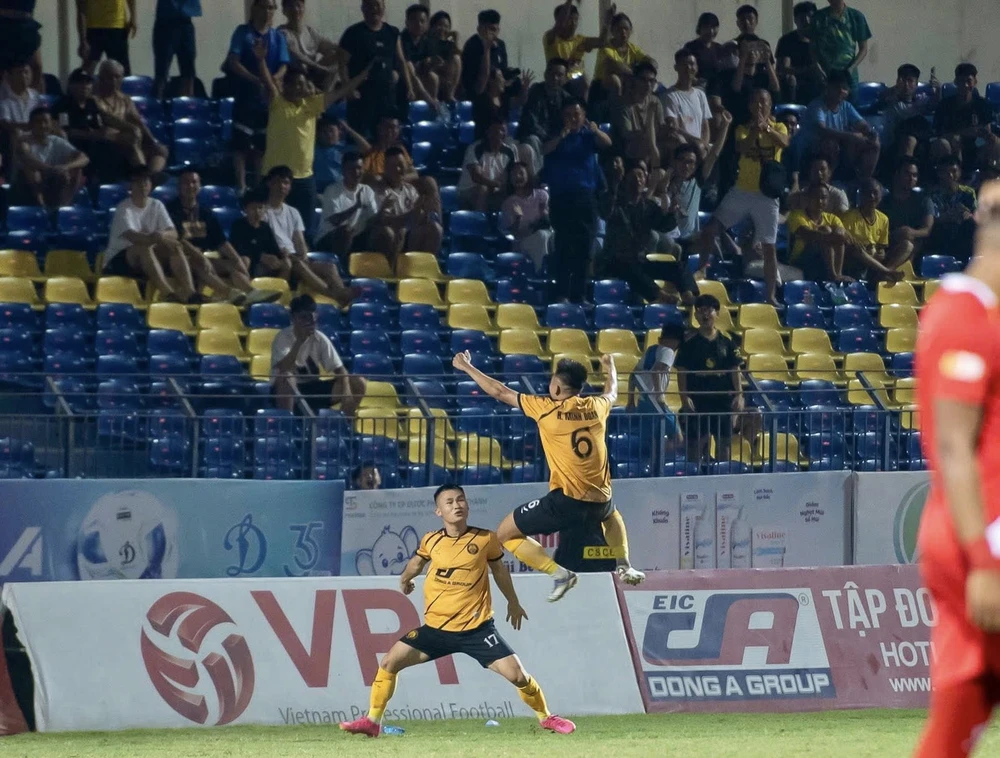 v-league-nong-ruc-cuoc-dua-sinh-ton-va-ngoi-vuong (2).jpg