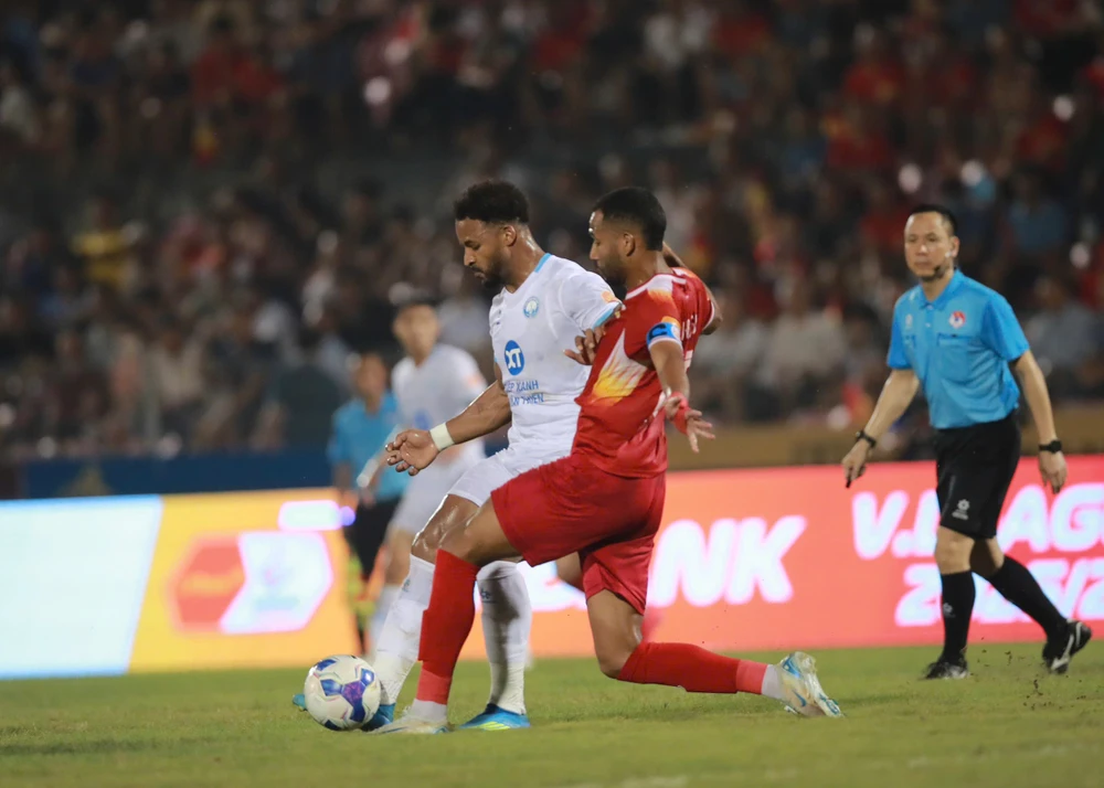 v-league-nong-ruc-cuoc-dua-sinh-ton-va-ngoi-vuong (4).jpg