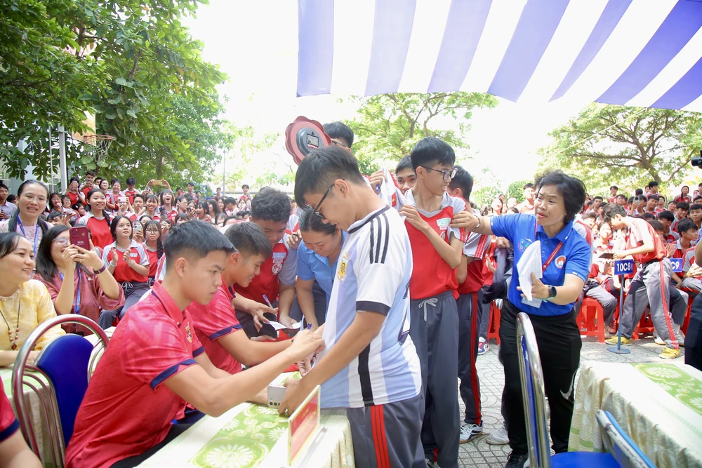 tuyen-thu-hoang-duc-va-dan-sao-viet-tiep-suc-giac-mo-hoc-sinh-ngheo (2).JPG