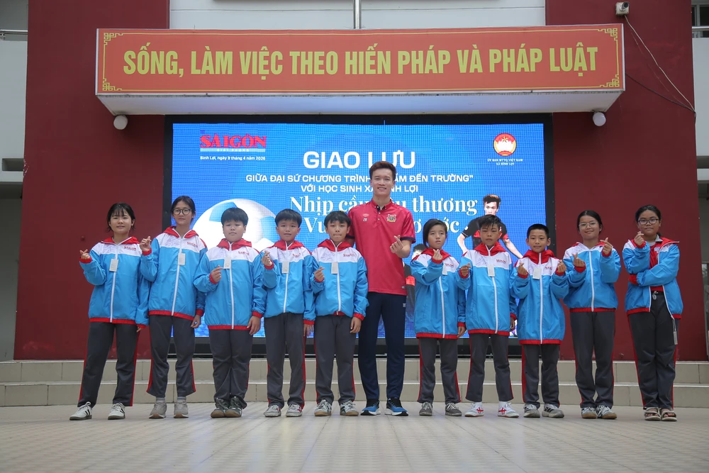 tuyen-thu-hoang-duc-va-dan-sao-viet-tiep-suc-giac-mo-hoc-sinh-ngheo (4).JPG