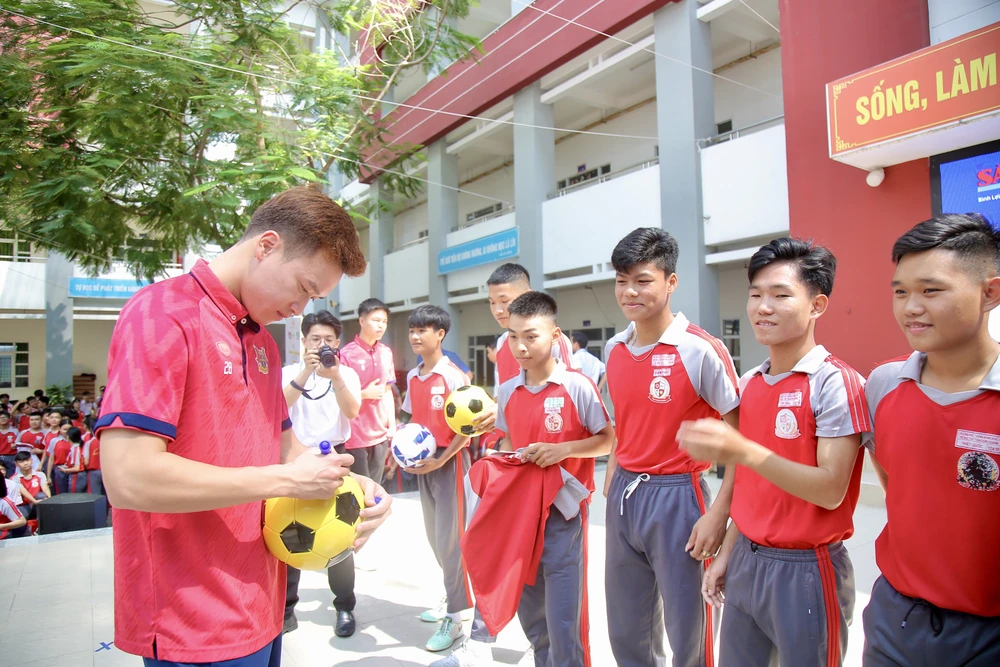 tuyen-thu-hoang-duc-va-dan-sao-viet-tiep-suc-giac-mo-hoc-sinh-ngheo (5).JPG