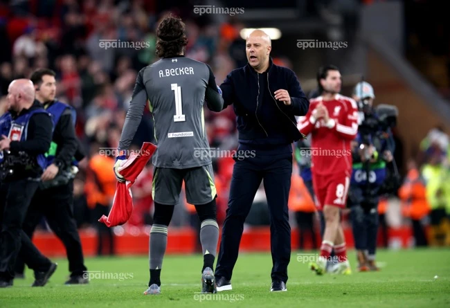 nong-arsenal-cham-tay-vao-cup-liverpool-no-luc-tru-hang (3).jpg