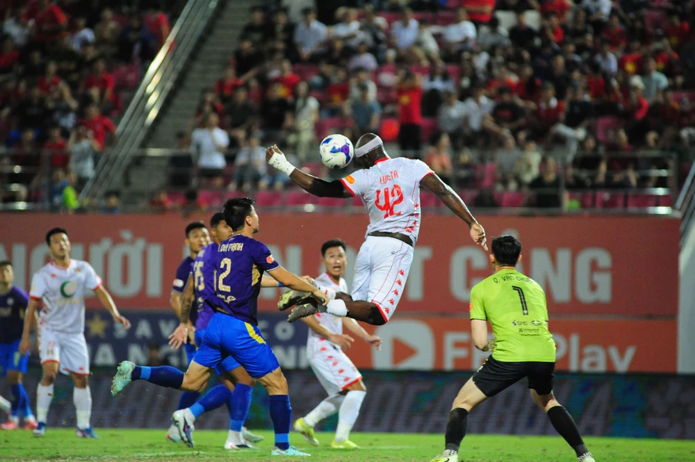 v-league-nong-nhu-chao-lua (5).jpg