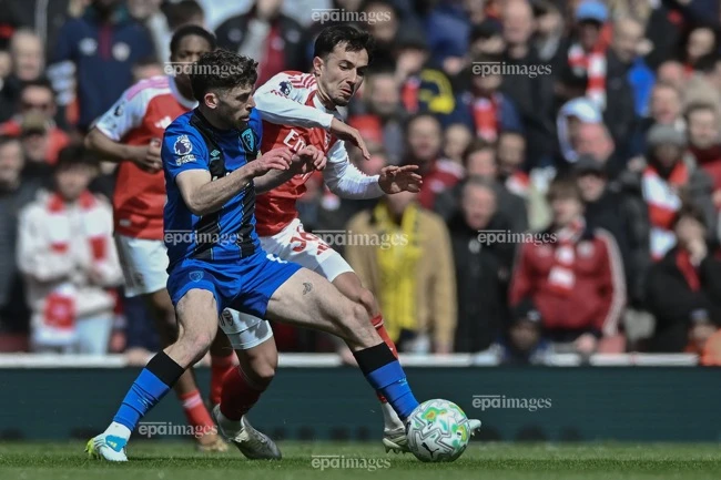 cau-thu-arsenal-bi-dam-manh-vao-mat (3).jpg