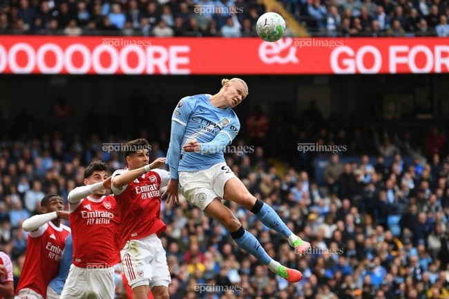 kich-ban-dien-ro-arsenal-va-man-city-da-them-1-tran-de-chon-doi-vo-dich (3).jpg