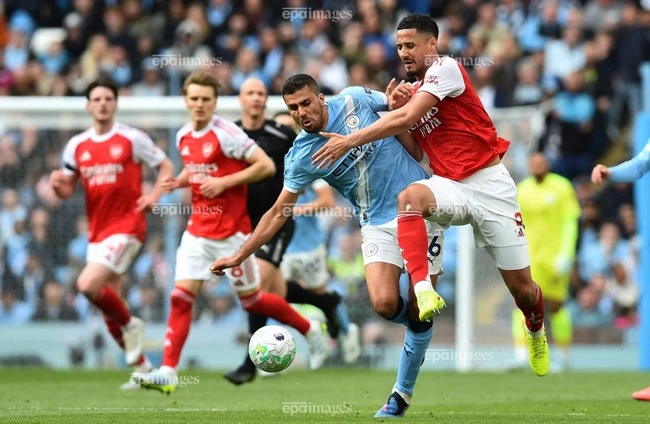 soc-arsenal-vo-dich-tottenham-xuong-hang (2).jpg