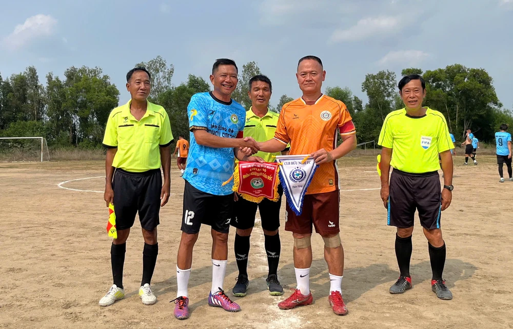 huu-nghi-sai-gon-fc-trao-yeu-thuong-cho-hoc-sinh-ngheo-chau-doc (1).jpg