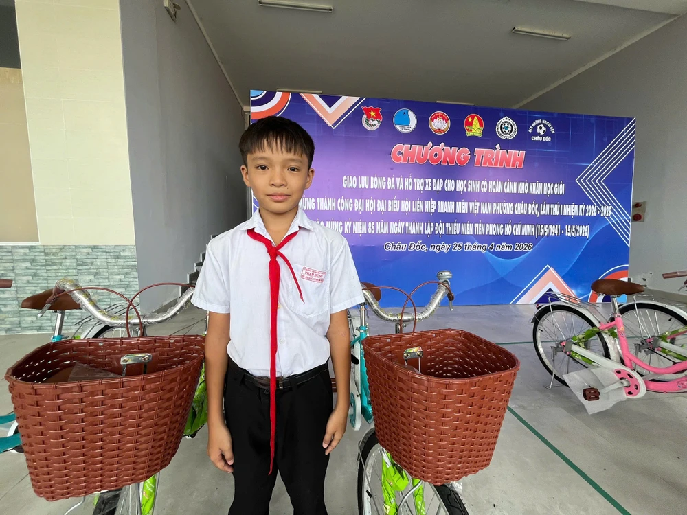 huu-nghi-sai-gon-fc-trao-yeu-thuong-cho-hoc-sinh-ngheo-chau-doc (3).jpg