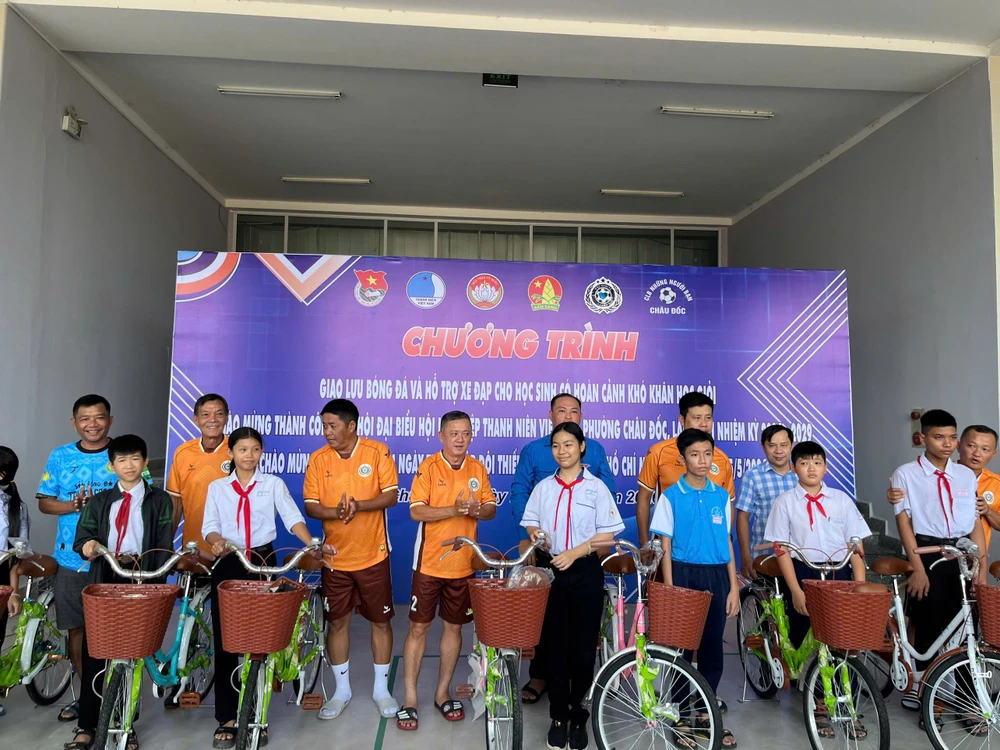 huu-nghi-sai-gon-fc-trao-yeu-thuong-cho-hoc-sinh-ngheo-chau-doc (4).jpg