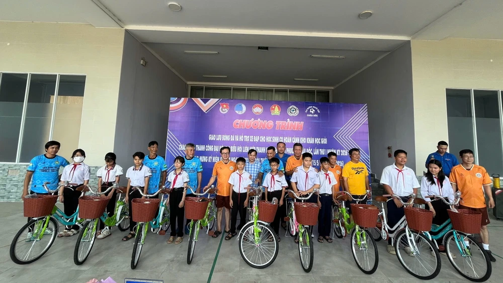 huu-nghi-sai-gon-fc-trao-yeu-thuong-cho-hoc-sinh-ngheo-chau-doc (5).jpg