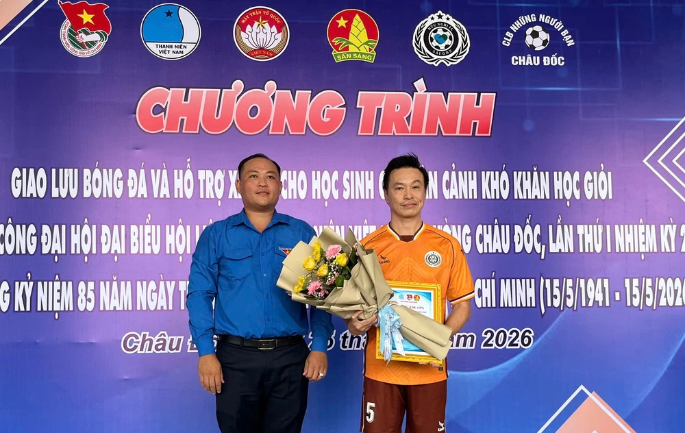 huu-nghi-sai-gon-fc-trao-yeu-thuong-cho-hoc-sinh-ngheo-chau-doc (6).jpg