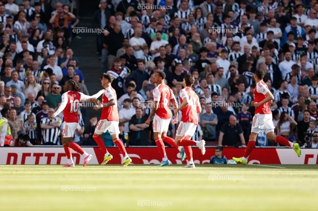 lich-thi-dau-premier-league-cuoi-tuan-arsenal-gay-suc-ep-len-man-city-thoi-roi-tottenham (4).jpg