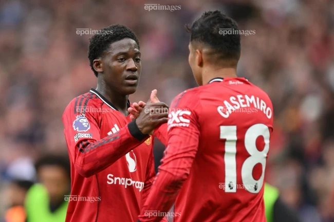 cunha-tiet-lo-casemiro-can-o-lai-mu-hlv-carrick-giong-alex-ferguson (1).jpg