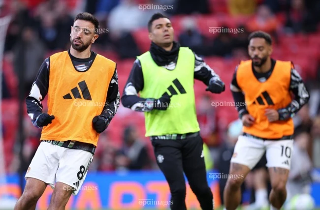 cunha-tiet-lo-casemiro-can-o-lai-mu-hlv-carrick-giong-alex-ferguson (2).jpg