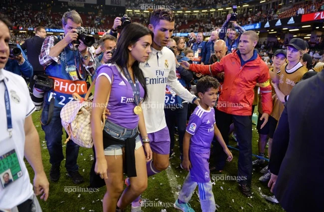 soc-5-doi-bong-lon-san-duoi-con-trai-ronaldo (2).jpg
