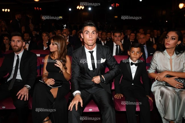 soc-5-doi-bong-lon-san-duoi-con-trai-ronaldo (3).jpg