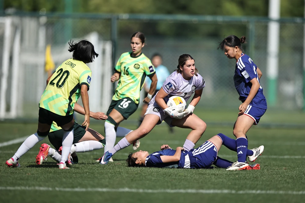 bong-da-viet-nam-lai-dung-truoc-canh-cua-world-cup (1).jpg