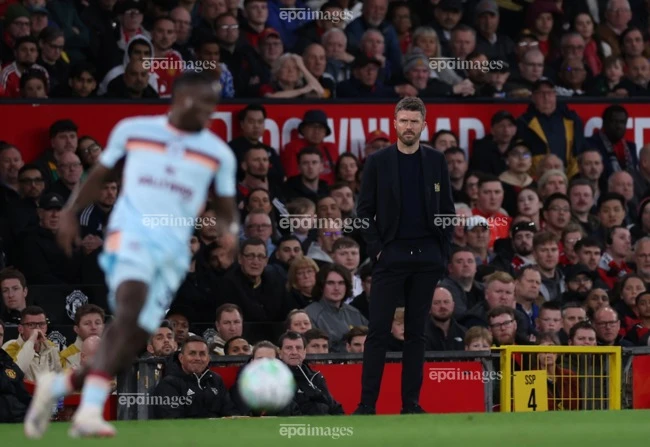 soc-mu-me-nguoi-khac-hlv-carrick-san-sang-roi-old-trafford (1).jpg
