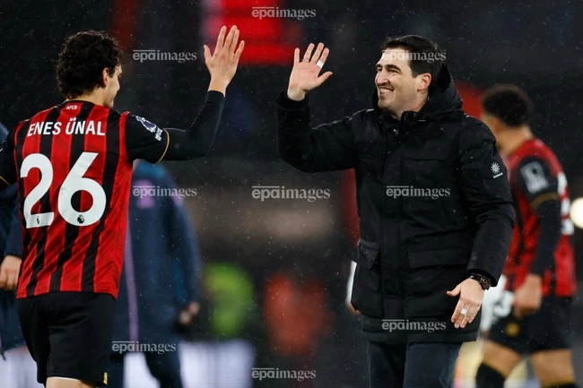 soc-mu-me-nguoi-khac-hlv-carrick-san-sang-roi-old-trafford (3).jpg