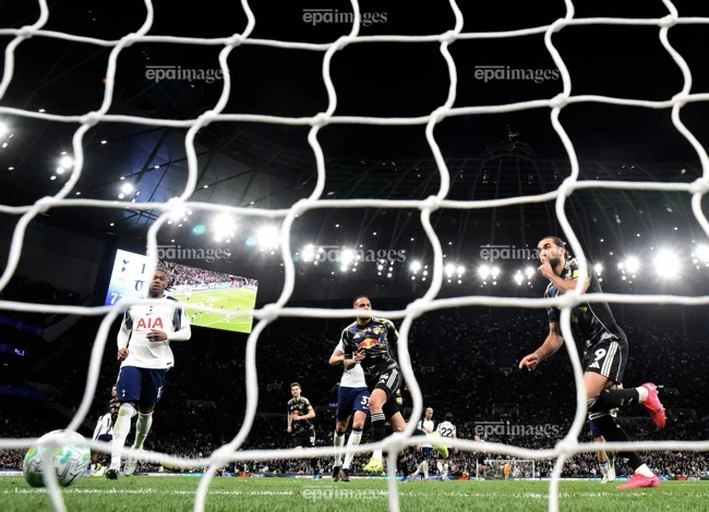arsenal-pha-loi-nguyen-22-nam-tottenham-ngop-tho (3).jpg
