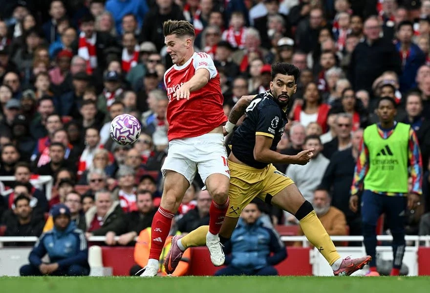 arsenal-pha-loi-nguyen-22-nam-tottenham-ngop-tho (7).jpg