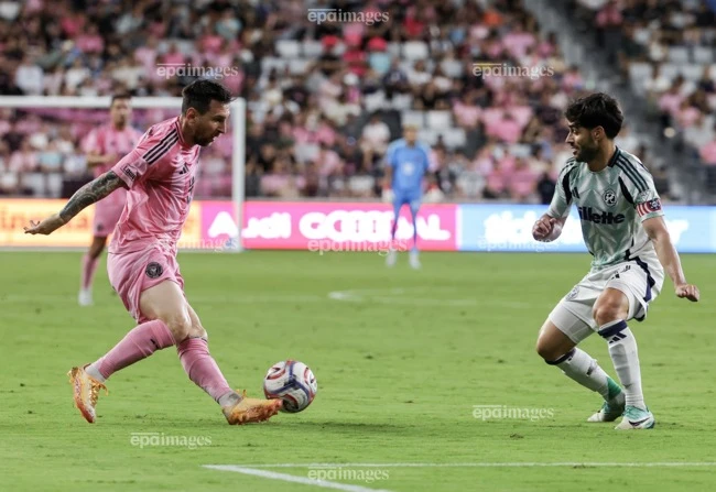 messi-bien-tran-cau-8-ban-thanh-show-dien-dien-ro (2).jpg