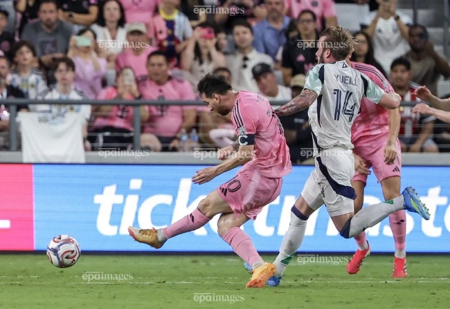 messi-bien-tran-cau-8-ban-thanh-show-dien-dien-ro (3).jpg