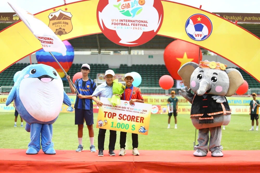 chan-dung-nha-vo-dich-dau-tien-festival-bong-da-quoc-te (10).jpg