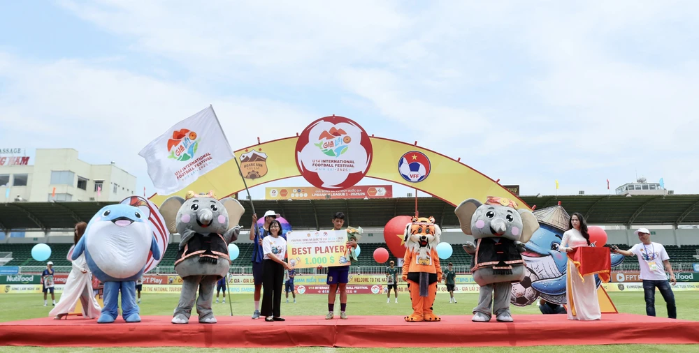 chan-dung-nha-vo-dich-dau-tien-festival-bong-da-quoc-te (5).jpg