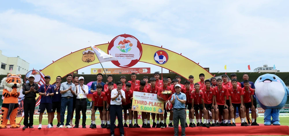 chan-dung-nha-vo-dich-dau-tien-festival-bong-da-quoc-te (7).jpg