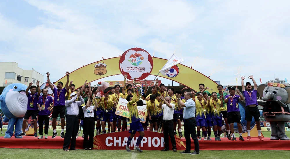 chan-dung-nha-vo-dich-dau-tien-festival-bong-da-quoc-te (9).jpg