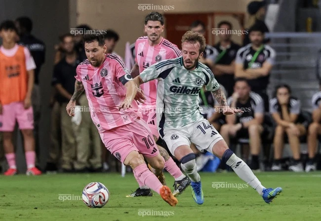 messi-bung-no-909-ban-thang-ronaldo-coi-chung (2).jpg