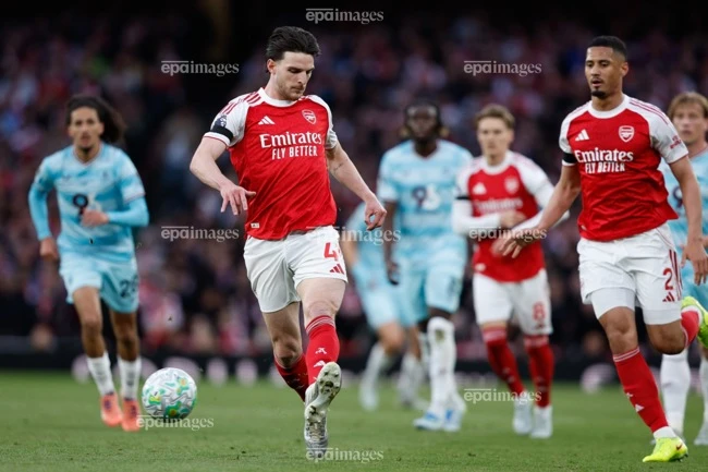 arsenal-vo-dich-dan-sao-bo-tui-tien-thuong-khung-sau-22-nam-cho-doi (1).jpg