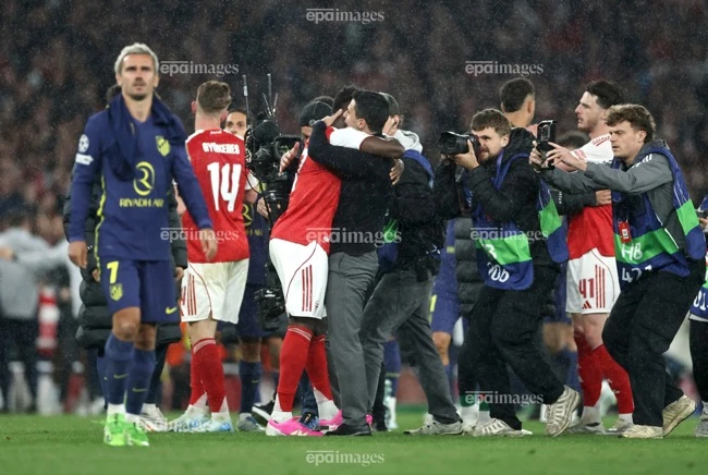 arsenal-vo-dich-dan-sao-bo-tui-tien-thuong-khung-sau-22-nam-cho-doi (2).jpg