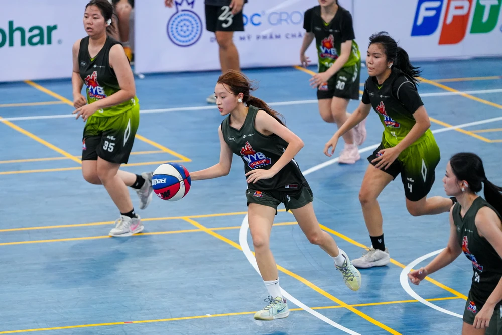 vinschool-central-park-len-ngoi-bong-ro-hoc-duong-tp-hcm-gianh-cu-dup-lich-su (3).jpg