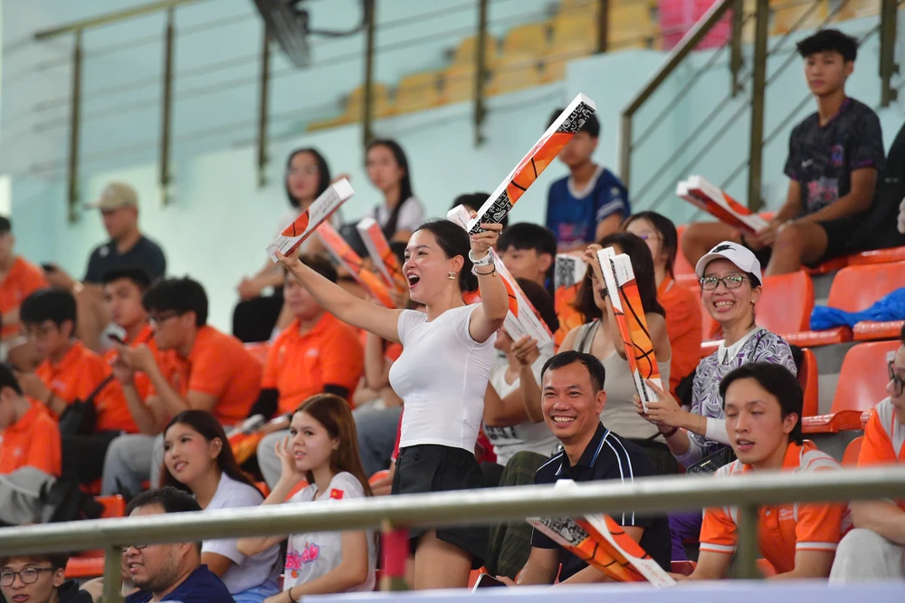 vinschool-central-park-len-ngoi-bong-ro-hoc-duong-tp-hcm-gianh-cu-dup-lich-su (7).jpg