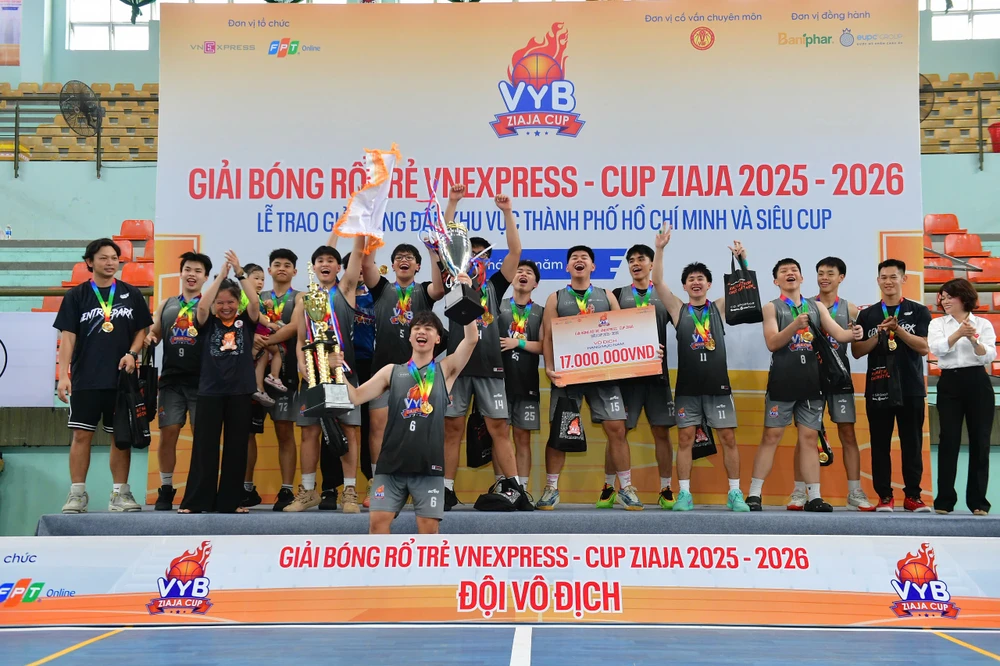 vinschool-central-park-len-ngoi-bong-ro-hoc-duong-tp-hcm-gianh-cu-dup-lich-su (8).jpg