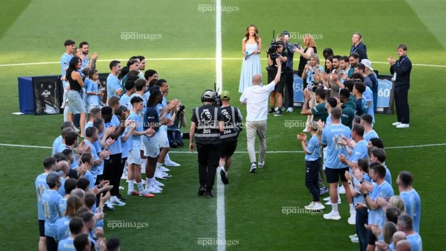 pep-guardiola-khoc-nghen-khi-chia-tay-man-city (3).jpg