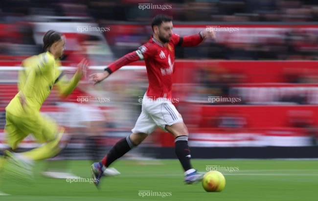 bruno-fernandes-pha-ky-luc-sanh-ngang-messi (2).jpg