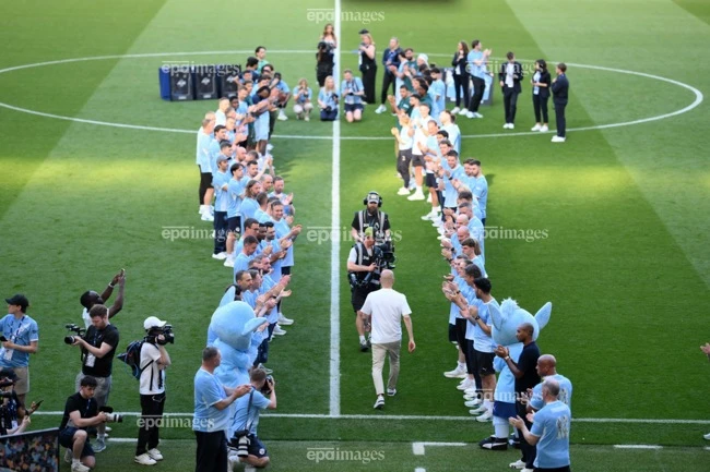 pep-guardiola-chia-tay-man-city-mo-cuoc-thao-chay-hang-loat (1).jpg