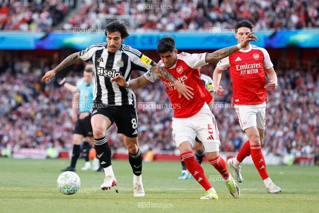 mu-kich-hoat-bom-tan-old-trafford-thay-mau-du-doi (2).jpg