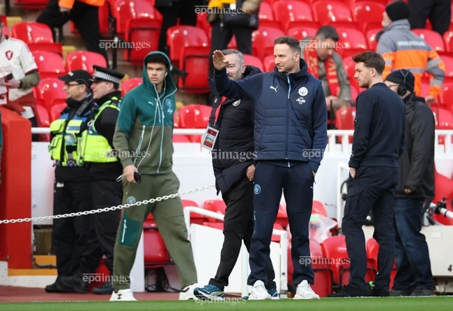 pep-guardiola-roi-man-city-keo-theo-cuoc-thao-chay-chan-dong-etihad (3).jpg