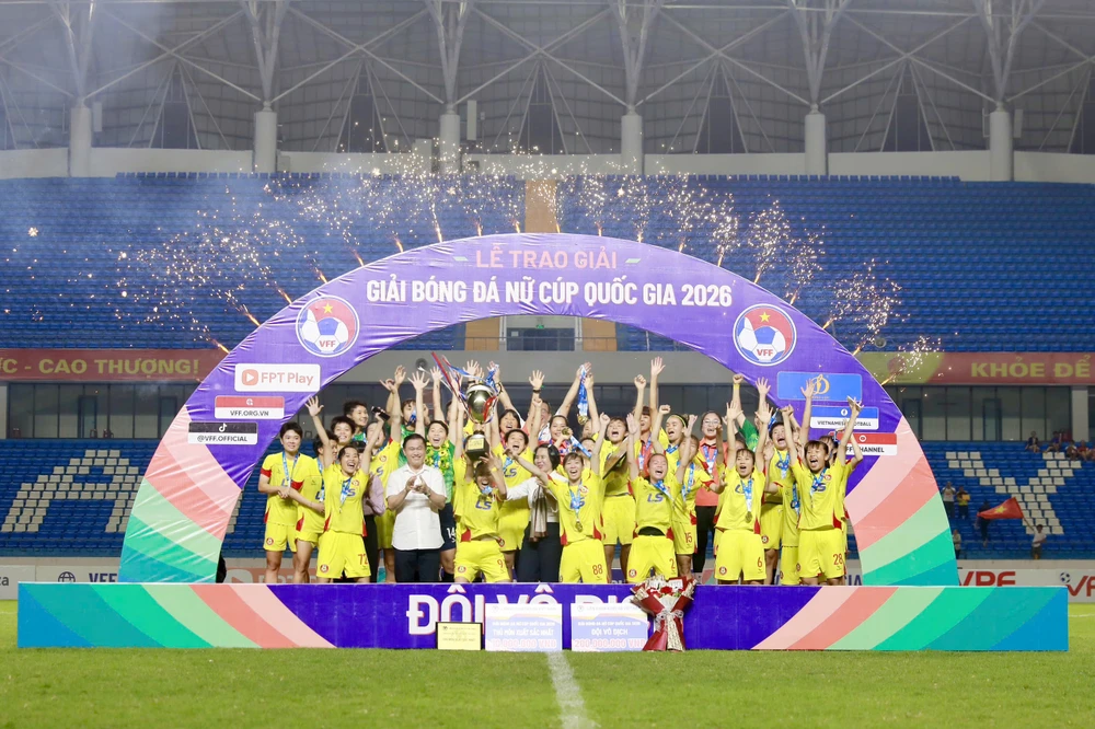 bong-da-tp-hcm-lai-mang-cup-ve-nha (1).jpg