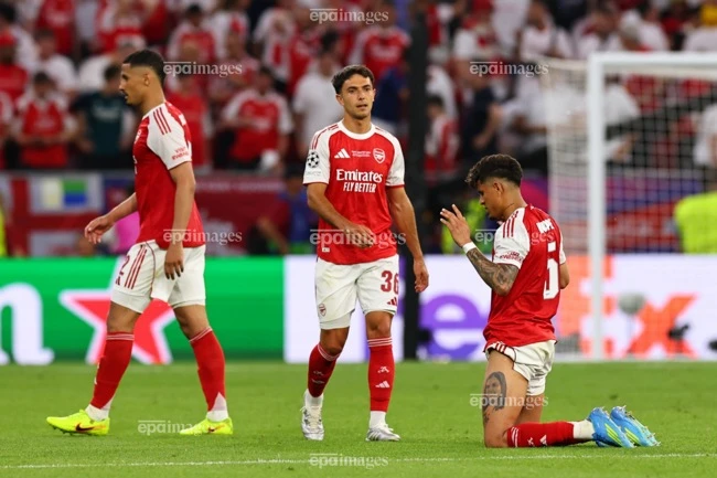 arsenal-bat-bai-ca-mua-champions-league-van-chet-lang (1).jpg