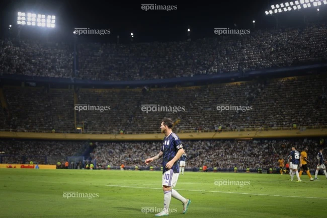 messi-lai-khien-ca-the-gioi-choang-vang (1).jpg