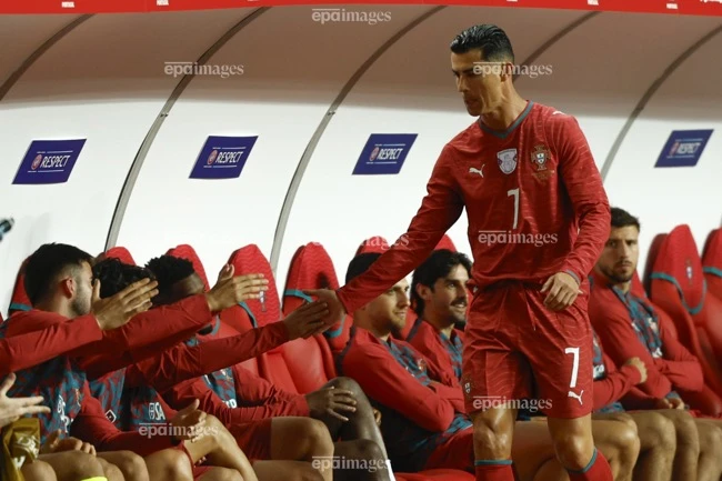 dong-doi-don-co-lien-tuc-ronaldo-van-khong-an (2).jpg