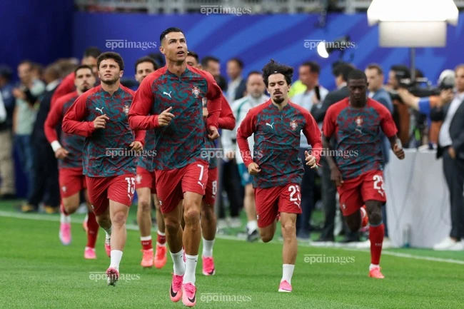 ronaldo-va-ky-luc-khien-ca-the-gioi-ngo-ngang (1).jpg