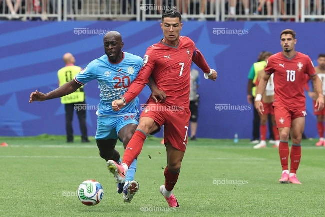 ronaldo-va-ky-luc-khien-ca-the-gioi-ngo-ngang (2).jpg